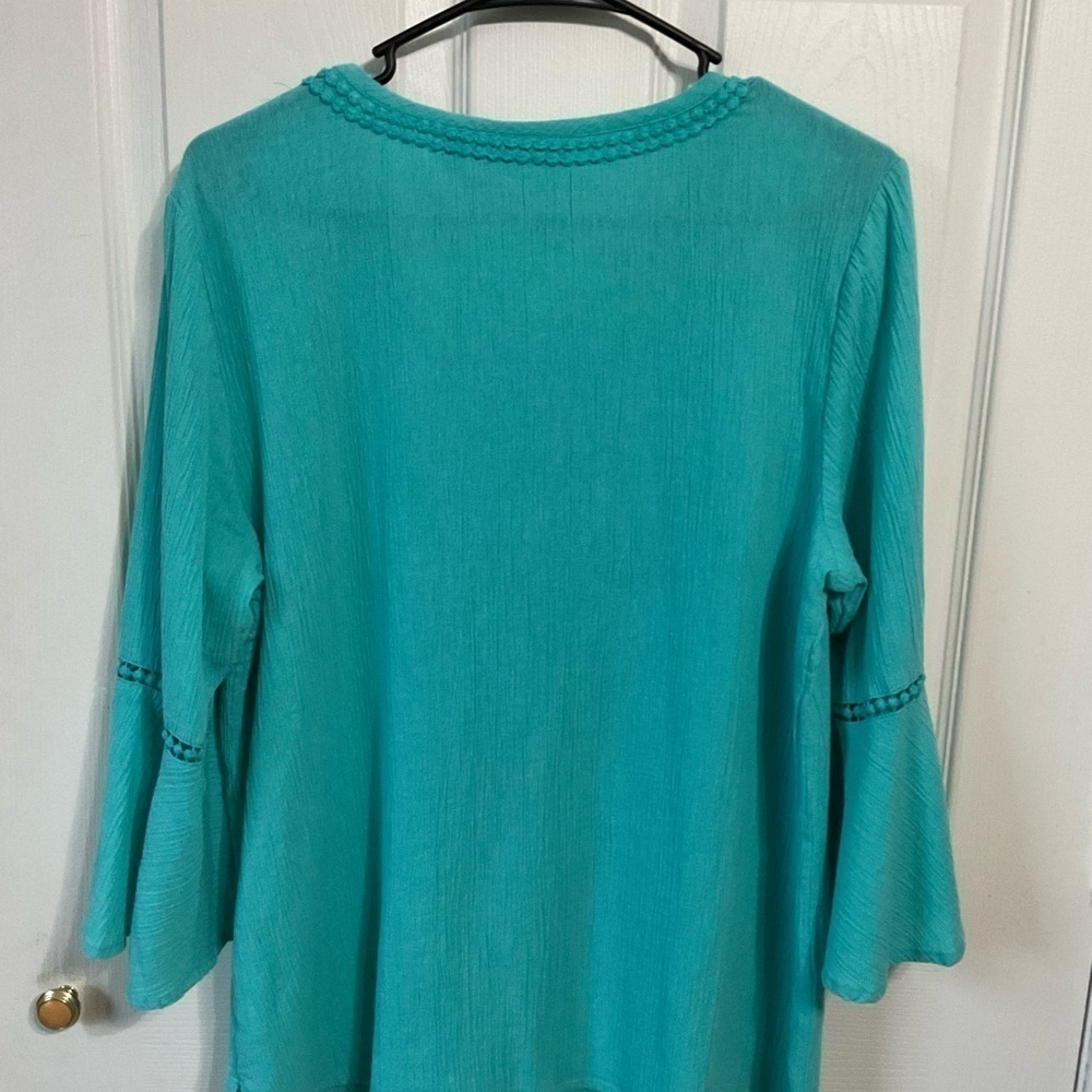 D&Co top. Size M. ruffled sleeves - Picture 7 of 8